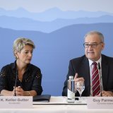 Karin Keller-Sutter et Guy Parmelin ont invité jeudi les entreprises suisses à s'engager pour offrir du travail aux réfugiés ukrainiens.